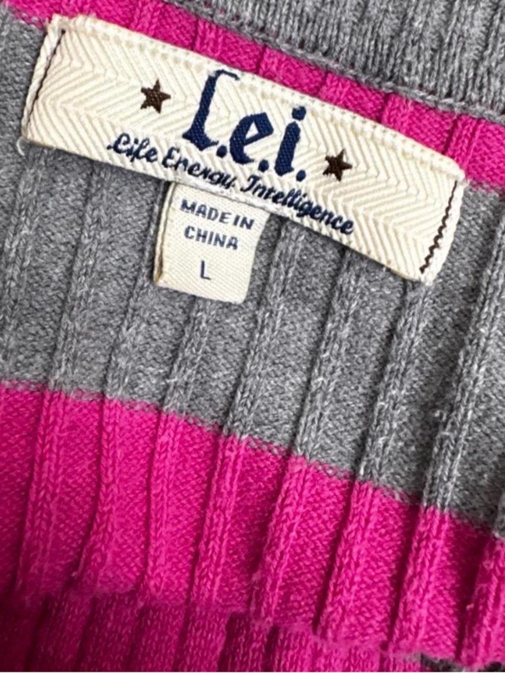 lei Ribbed V-Neck Striped Sweater in Gray and Hot Pink - Picture 8 of 8